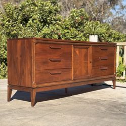 Mid-Century Modern Bassett Walnut 9-Drawer Triple Dresser Credenza (FREE DELIVERY)