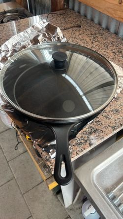 Cast iron skillet with lid