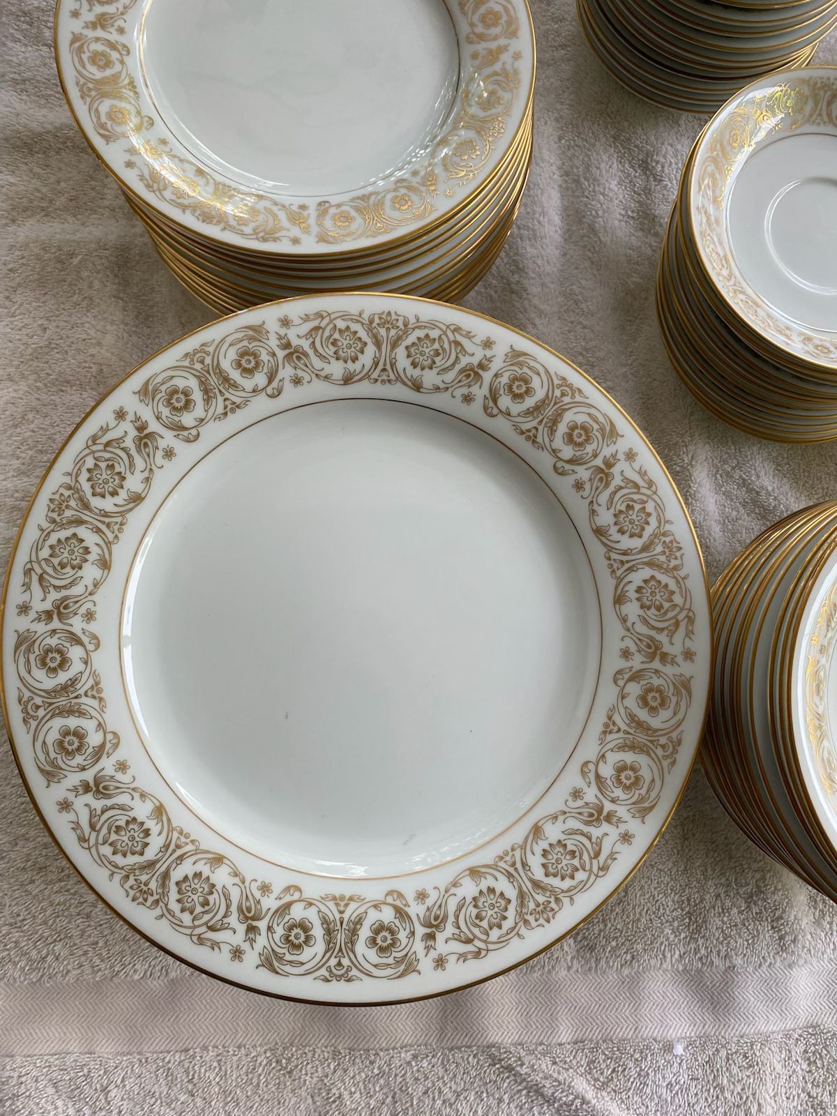 PORCELAIN DISHES SET. 91 PIECES