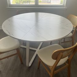 Dining table + 4 chairs 