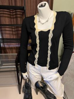 Women’s 2 Pc Sweater Set Size M/L