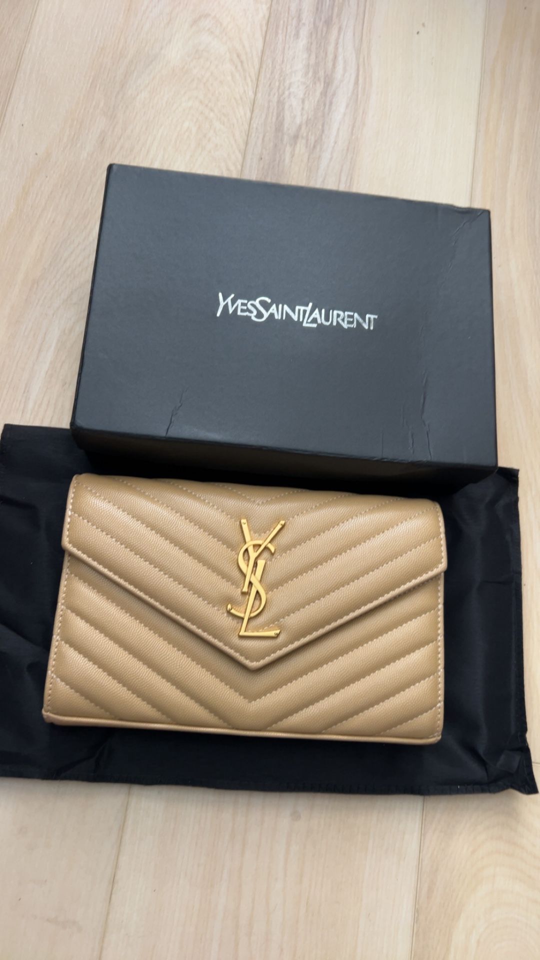 CASSANDRE ENVELOPE CHAIN WALLET IN GRAIN DE POUDRE LEATHER