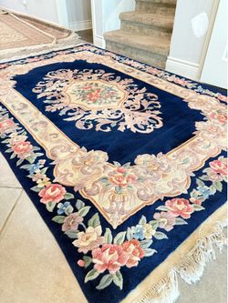 Vintage Chinese Aubusson hand-knotted wool with floral and medallion patterns.
