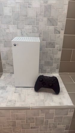 and Xbox controller Xbox series X 8 hours on it and Xbox controller