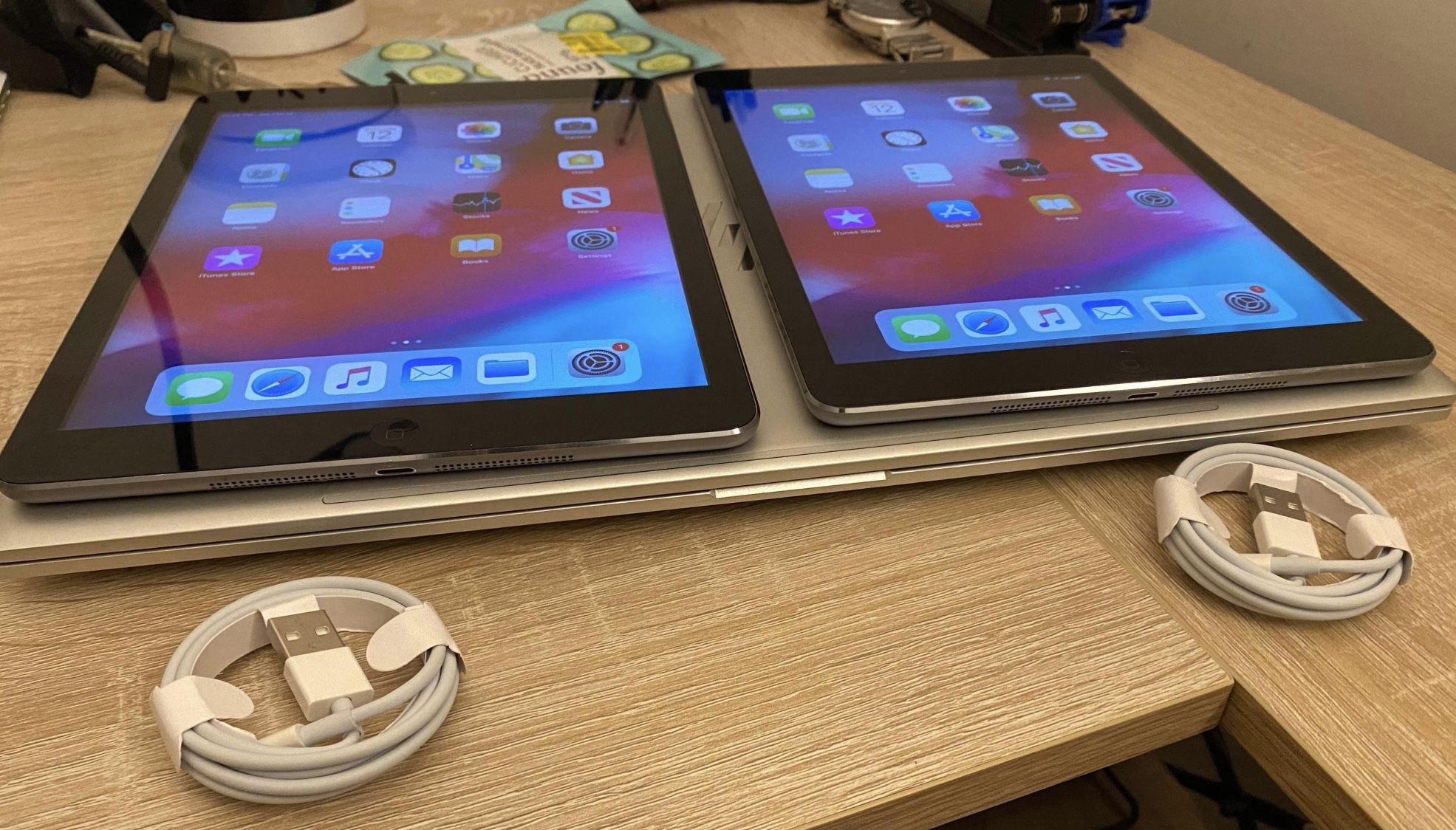 2 Apple iPad Air
