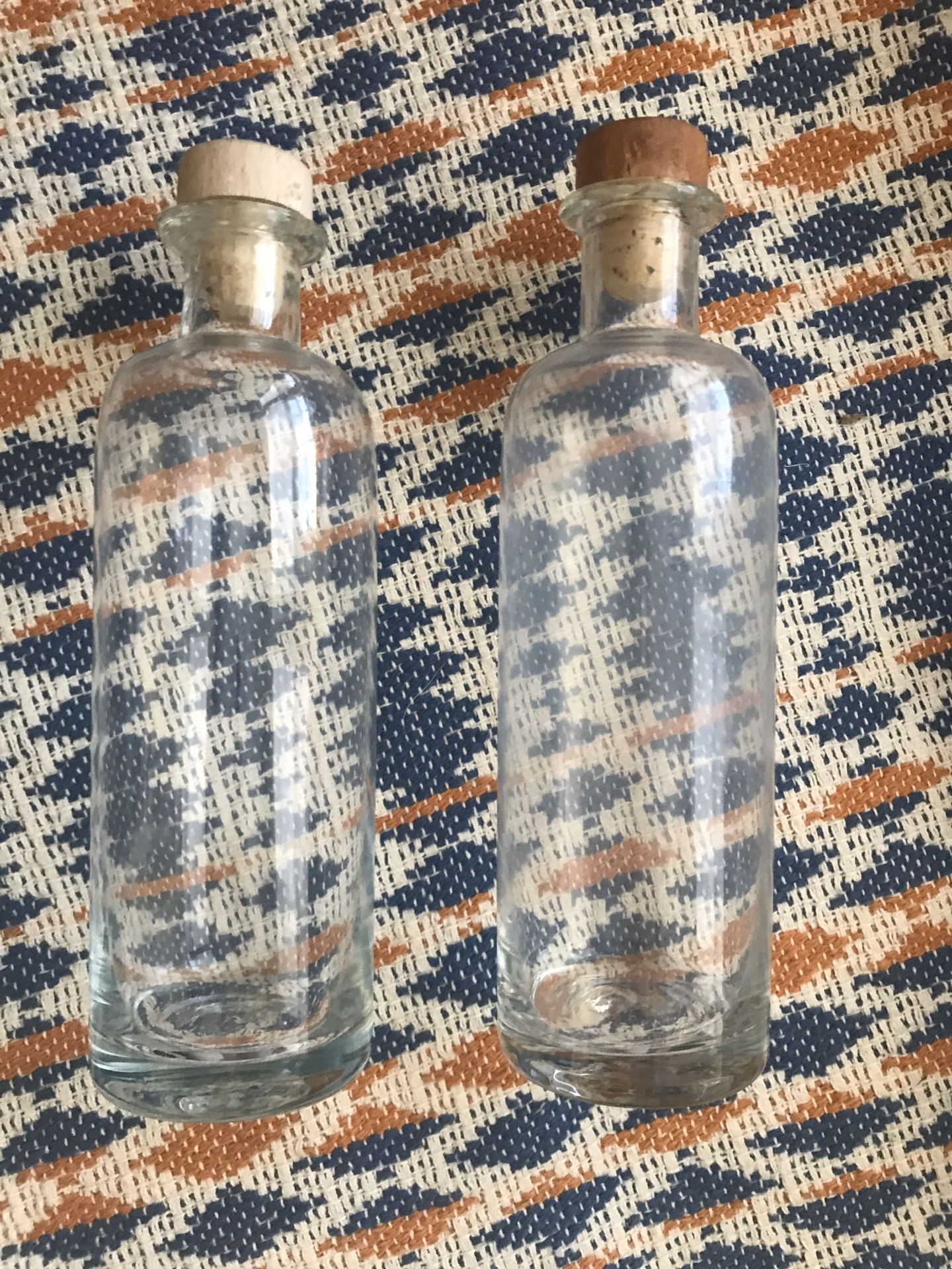 Two glass jars with cork lid