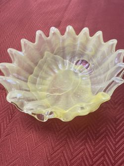 Beautiful yellow art glass measures 8 1/2 inches wide