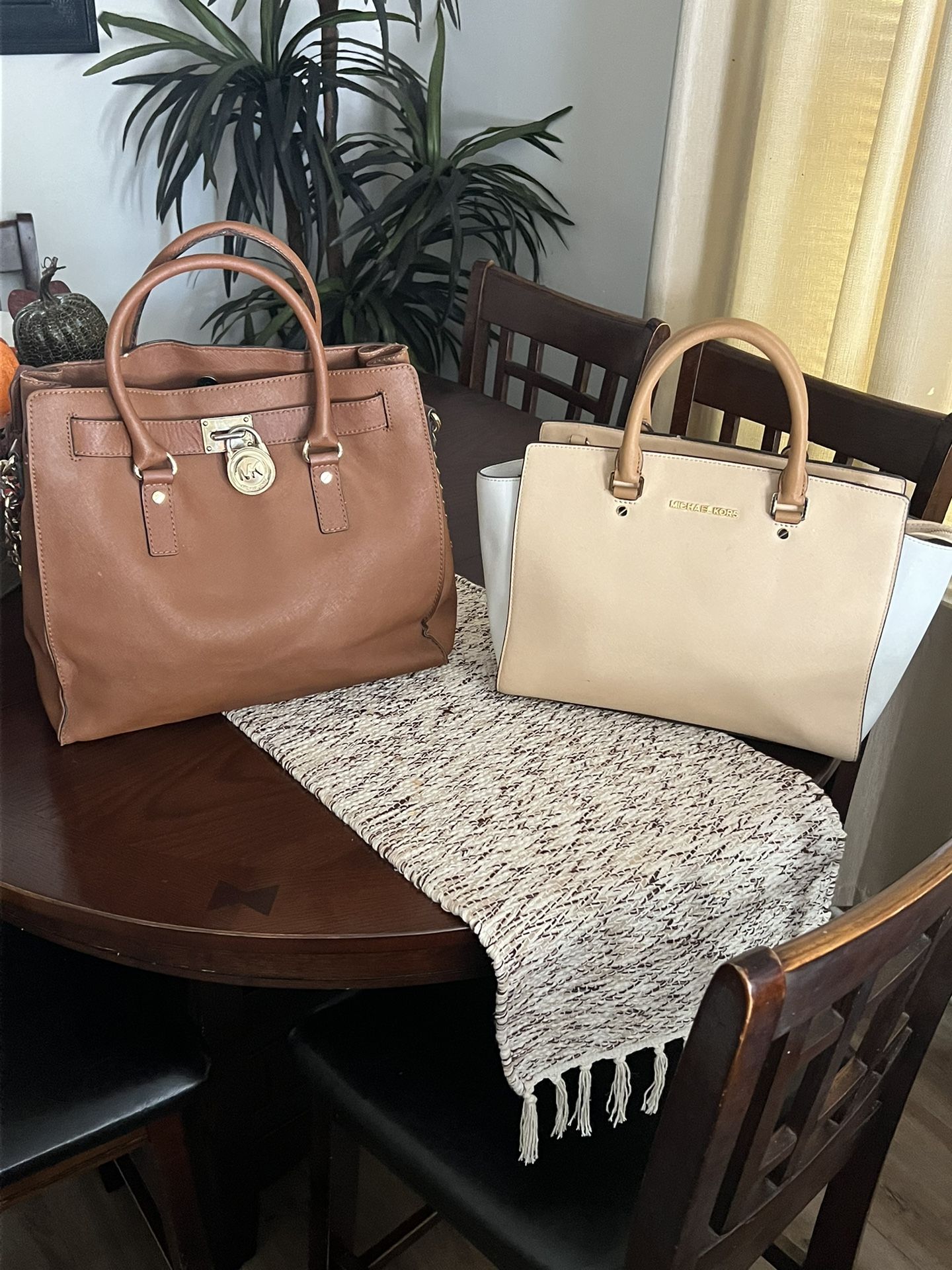 MICHAEL KORS BAGS 100% IN PERFECT CONDITION $120 FOR THE 2 BAGS