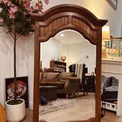 Beautiful wooden vintage mirror Thomasville, good condition good for everywhere 52x32