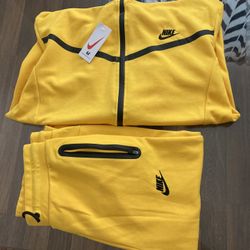 Men’s Nike sweatsuits and tracksuits  sizes s m l HMU $75 each HMU