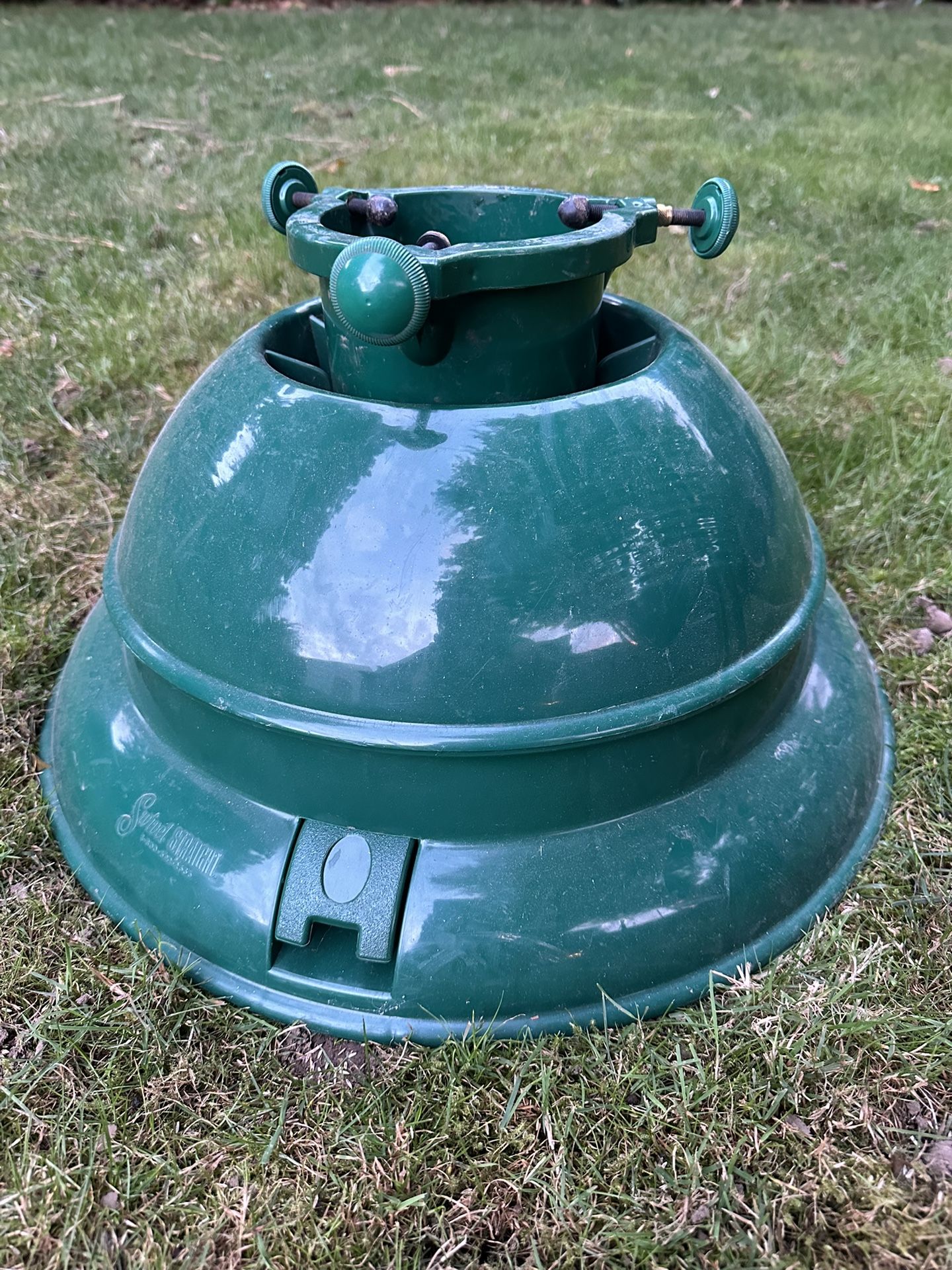 FREE Swivel Straight Christmas Tree Stand for Sale in Seattle, WA OfferUp
