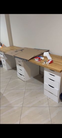 Long slimmer desk. Three movable stands and sold move Top