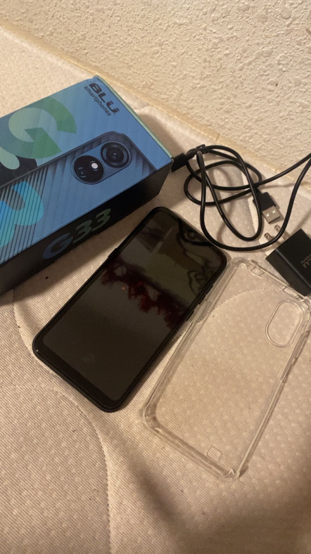 BLU smartphone G33 (black with clear case)