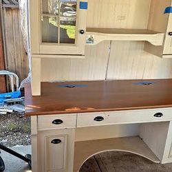 Good desk and hutch