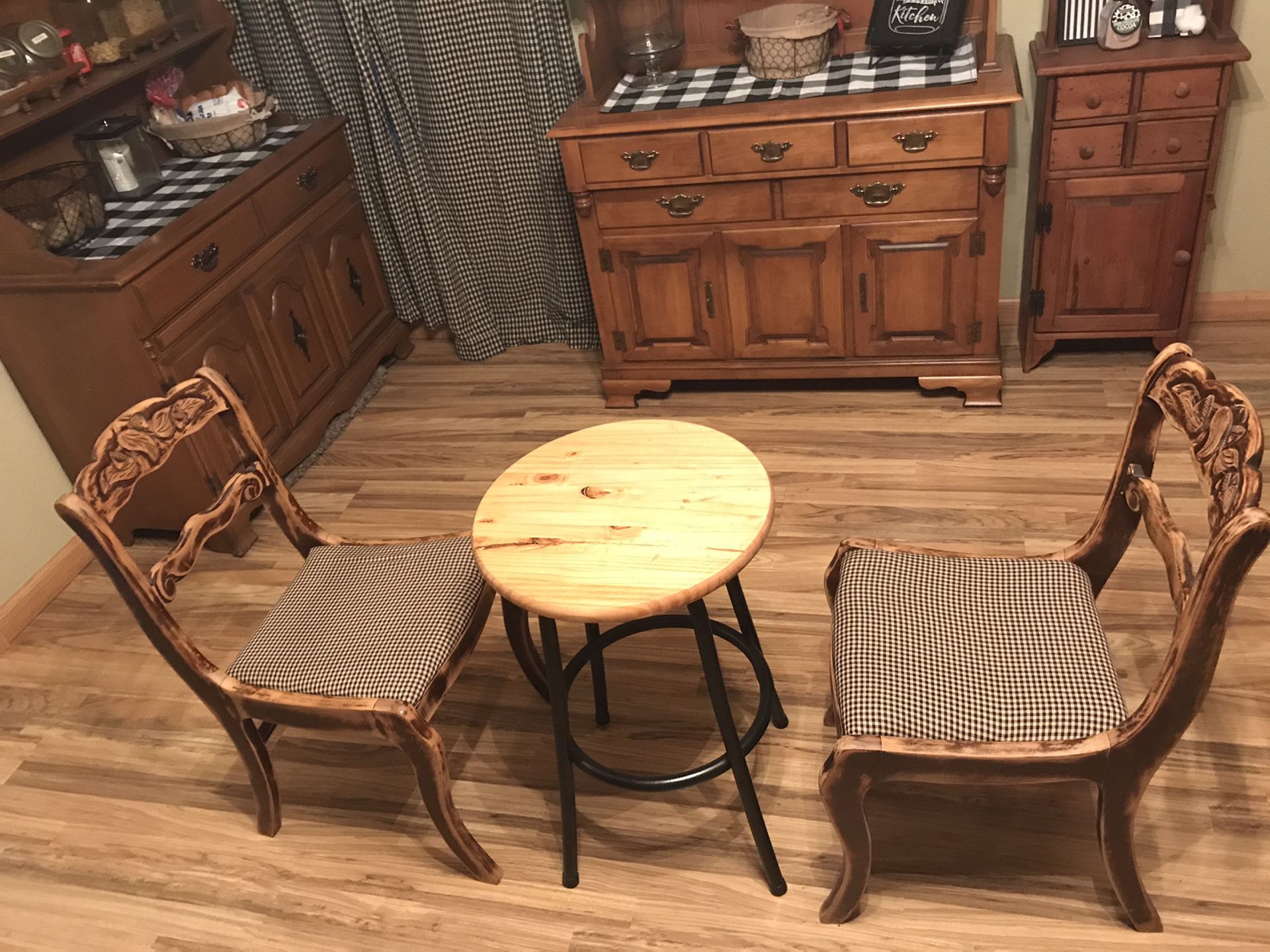 Swivel table and two chairs