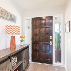 Chevron-patterned table lamp