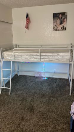 Kids bed frame & mattress