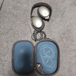 Boss headphone for cheap the white pair is almost new