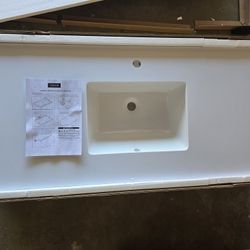 Brand new counter top bathroom whit back splash 42Lx22Wx7.8H