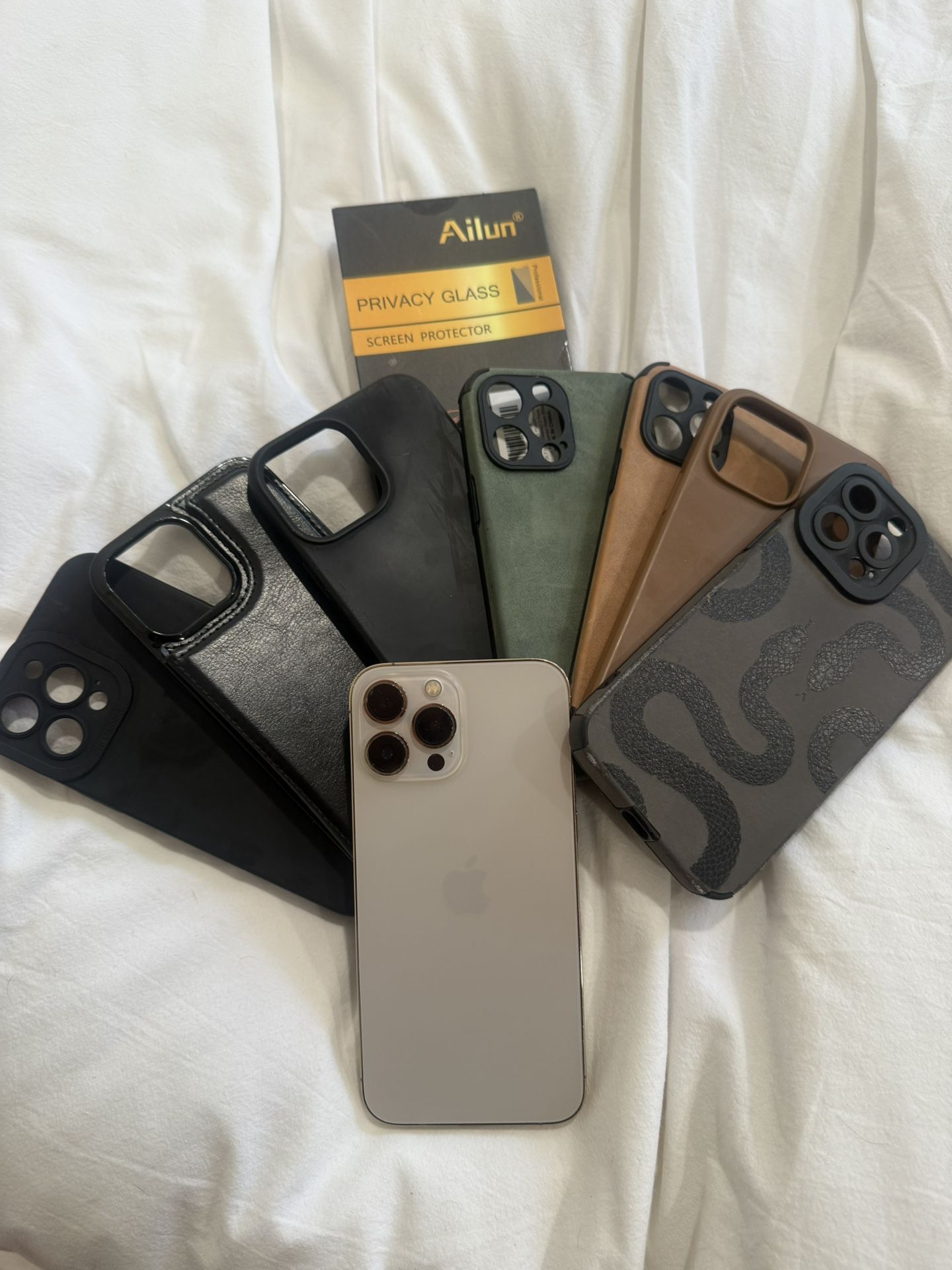 iPhone 13 Pro Max Gold 512 + 7 Cases + Privacy Screen New