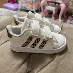 LIKE NEW ADIDAS SIZE 6 TODDLER SNEAKERS 