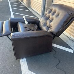 Lift chair, recliner with remote control/sillon reclinable con elevation y control 