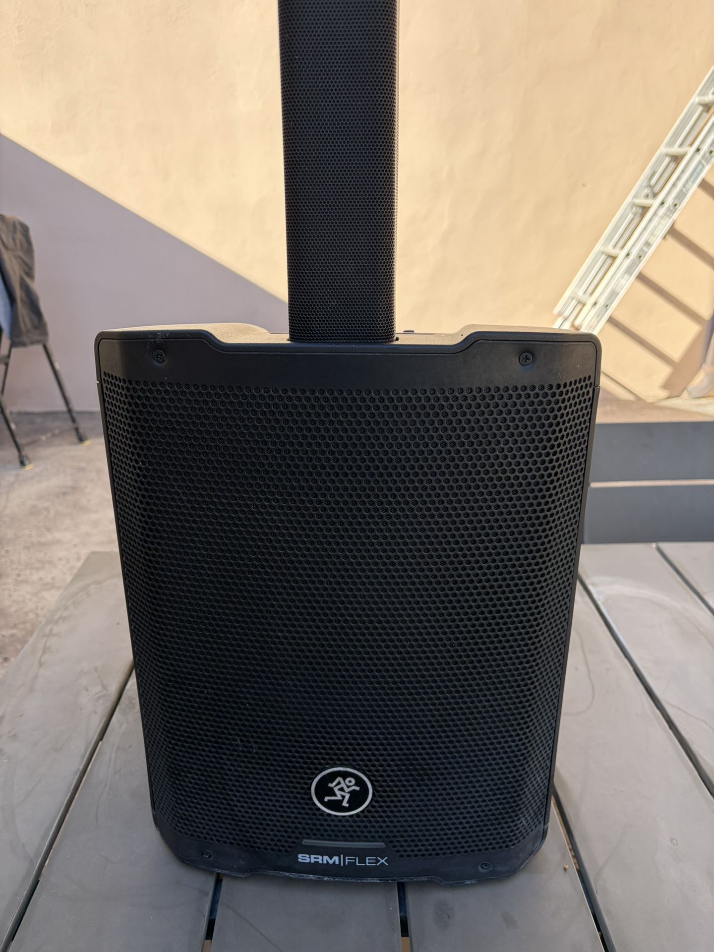 Mackie Speaker. Portable Column PA system SRM FLEX