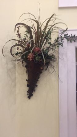2 wall flower arrangements / 1 potted flower