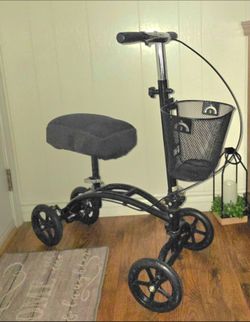 VIVE KNEE SCOOTER/WALKER. KNEE PAD WITH COVER. BLACK FRAME. RIGHT HAND BRAKE. BASKET.  EXCELLENT CONDITION!
