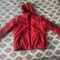 Hollister Ultra-Warm Red Fleece Hoodie – Snow-Ready, Thermal-Lined Comfort”