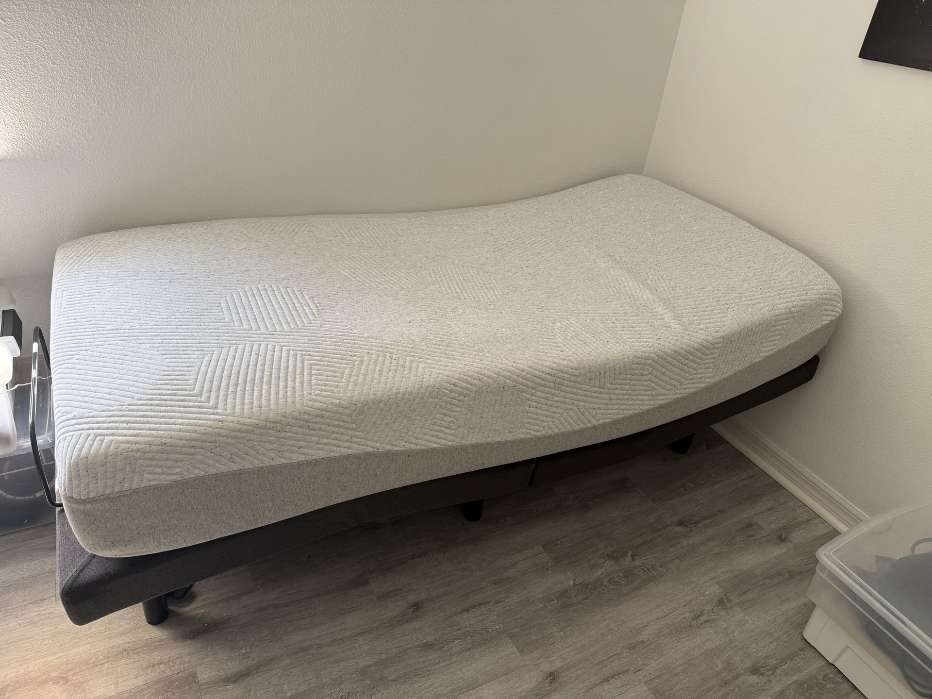 Casper Twin XL Mattress/ Casper Mechanical Bed Frame With Remote