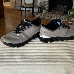 Tennis Shoes / On Clouds