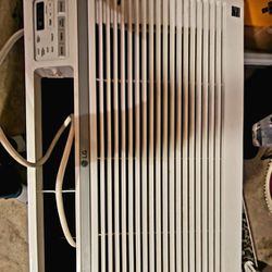 LG Air conditioner  Model #LW1516ER 15.000BTU'S