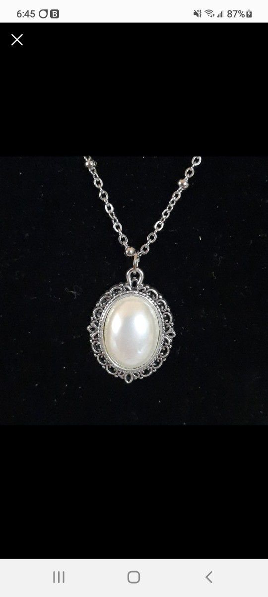 Handcrafted Pearl Pendant Necklace 