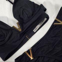 New Victoria Secret Black Bikini  NWOT.  Victorias Secret  Black Bikini Top/M  Padded Removable Pads Gold  Swim New and Bottoms - S.

TOP - M
Bottom -