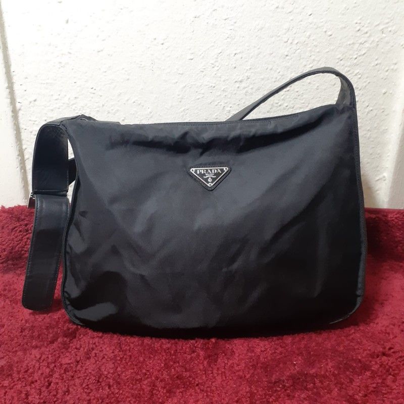 Authentic Prada nylon leather bag

Gently used from smoke and pet free home