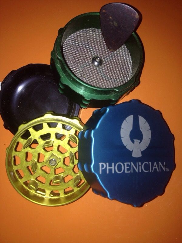 Phoenician 4-piece grinder 2.36" w/guitar pick