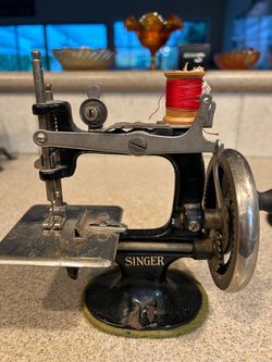 Mini SINGER. Vintage Sewing machine