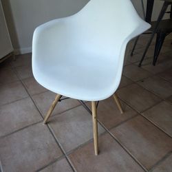 Mid Century Modern Plastic Molded Chair