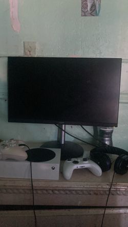 Xbox monitor and a controller
