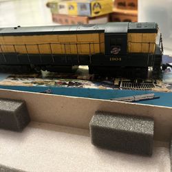 Athearn HO Scale FM H24-66 Train Master Diesel Locomotive — Chicago & North Western (Green/Gold)