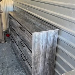 Wooden four-drawer in a good state of conservation