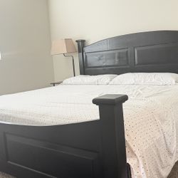 Cama Con Su Mesita De Noche