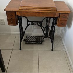 Singer Sewing Machine Excellent Condition 495 Dollars
