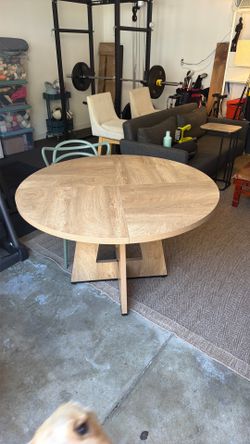 Circular dining room table