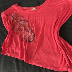Beautiful Red Feather Print Top( it’s loose, one size fit all) Just $4. Door Pick Up 👍
