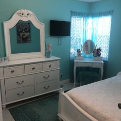 Used girls 2024 bedroom set