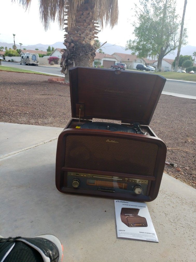 Electrohome Kingston 7-in-1 Vintage Vinyl Record Player