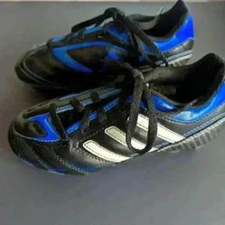 Adidas Boys Soccer  Cleats Shoes- size 12 excellent condition 