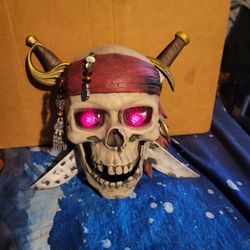Disney  2005 Pirates of the  Caribbean  skull talking  alarm